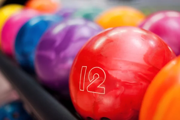 Boules de bowling allongées dans les rangées — Photo