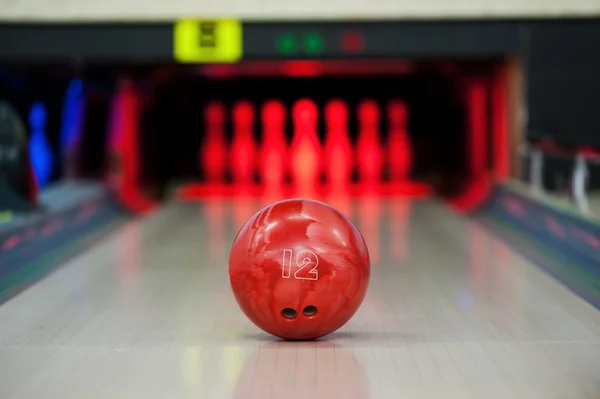 Bowlingklot rullande längs bowlinghall — Stockfoto