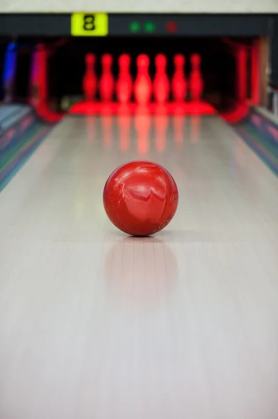 Bowling bal aan het rollen langs bowlingbaan — Stockfoto
