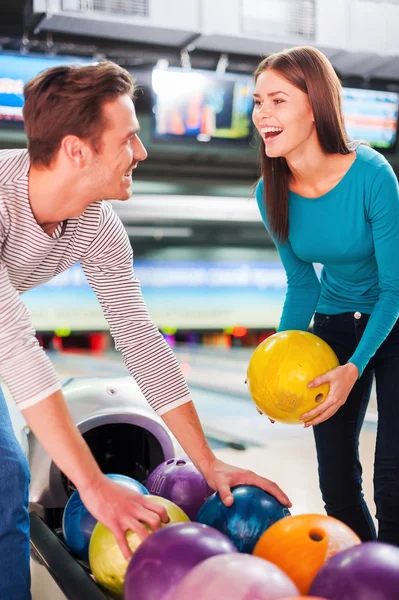 Par att välja bowling bollar — Stockfoto