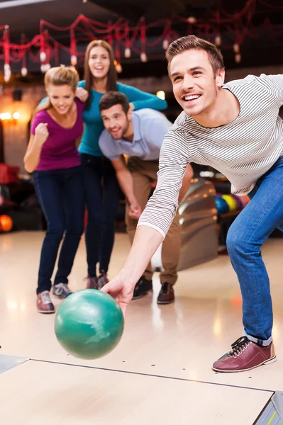 Homme lançant boule de bowling — Photo