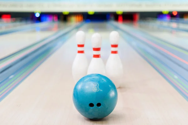 Bowlingklot ligger mot pins — Stockfoto
