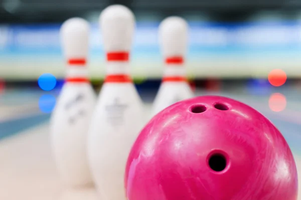 Bowlingové koule ležící proti kolíky — Stock fotografie