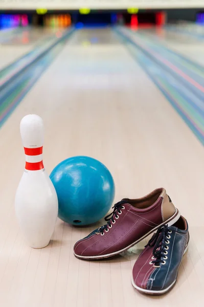 Chaussures de bowling, boule bleue et broche — Photo