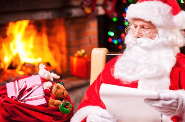 Noel Baba ile çuval bakarak sunar