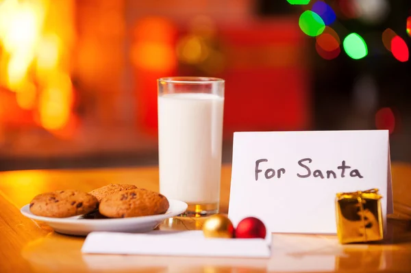 Biscotti e bicchiere di latte per Santa — Foto Stock