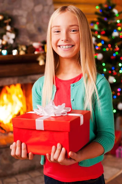 Chica sosteniendo caja de regalo — Foto de Stock