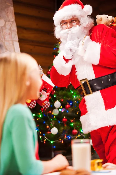 Kleines Mädchen schaut echten Weihnachtsmann an — Stockfoto