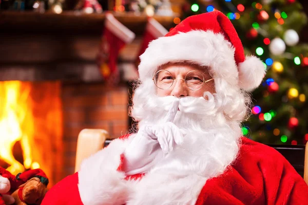 Santa Claus gestikulerande tystnad tecken — Stockfoto
