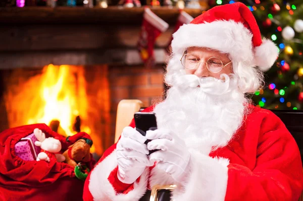 サンタ クロースの携帯電話でメッセージを入力 — ストック写真