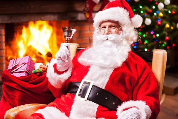 Санта Клаус звонит в колокол — стоковое фото