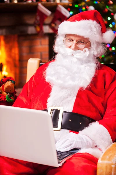 圣诞老人在笔记本电脑上工作 — 图库照片