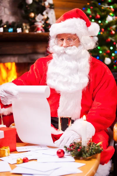 Der Weihnachtsmann liest einen Brief — Stockfoto