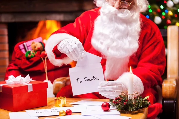 Santa Claus leyendo cartas — Foto de Stock