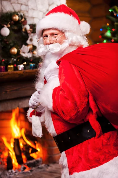 Weihnachtsmann trägt Sack mit Geschenken — Stockfoto