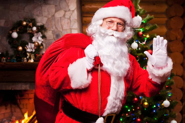 Papai Noel levando saco com presentes — Fotografia de Stock