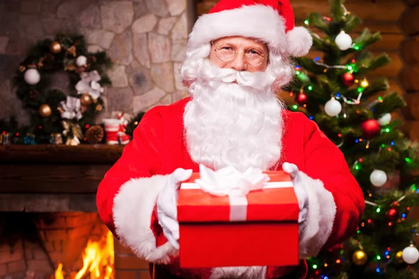 Santa Claus estirando una caja de regalo — Foto de Stock