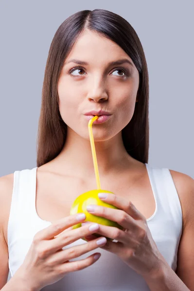 Frau imitiert Trinksaft aus Apfel — Stockfoto