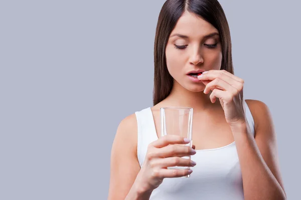 Mujer deprimida tomando píldora — Foto de Stock