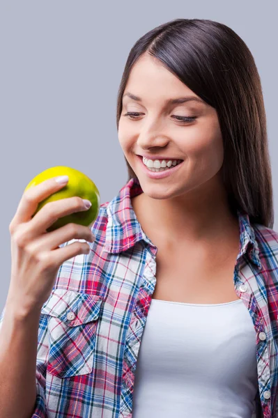 Vrouw met appel in de hand — Stockfoto