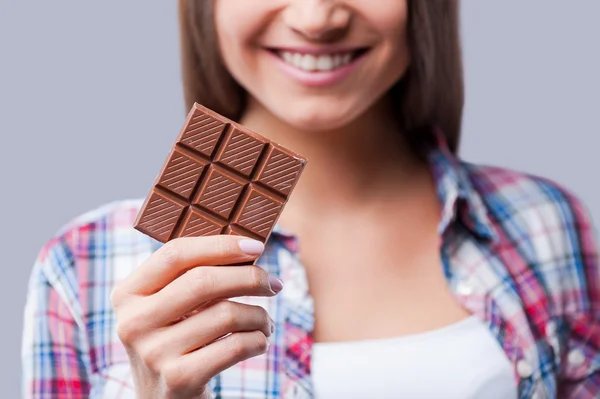 Woman holding bar of chocolate — Stock Photo, Image