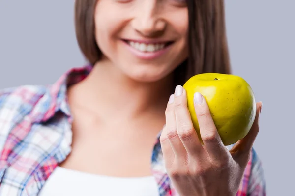 Женщина держит зеленое яблоко — стоковое фото