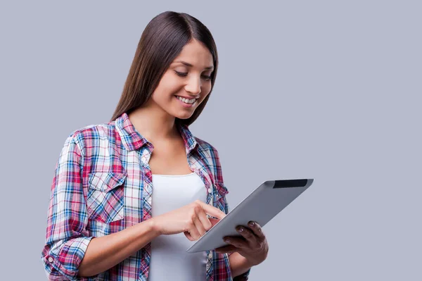 Frau arbeitet an digitalem Tablet — Stockfoto