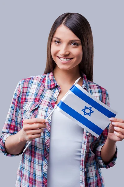 Kvinna anläggning flagga Israel — Stockfoto