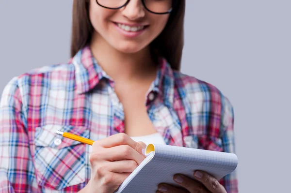 Mujer escribiendo en cuaderno — Foto de Stock