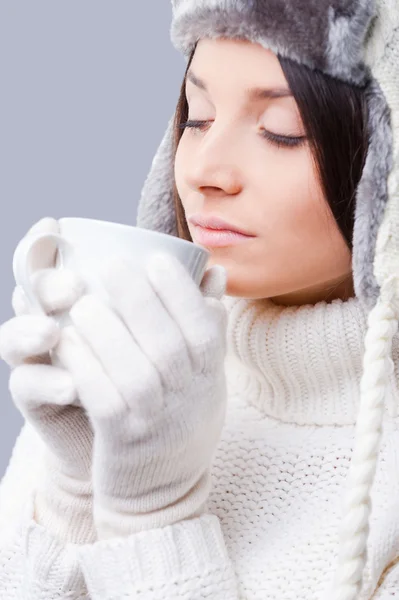 गर्म शीतकालीन कपड़े में महिला कॉफी पी रही — स्टॉक फ़ोटो, इमेज