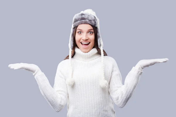 Woman in warm winter clothing holding copy spaces — Stock Photo, Image