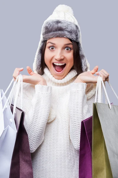 Žena v zimním oblečení drží nákupy — Stock fotografie