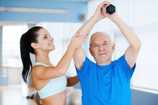 Physical therapist working with senior man — Stock Photo, Image