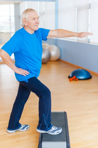 Senior man doing step aerobics — Stock Photo, Image