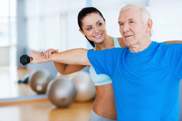 Physical therapist working with senior man — Stock Photo, Image