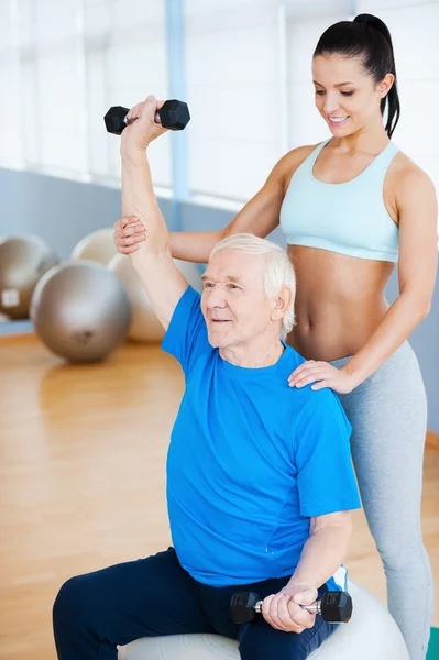 Fisioterapeuta trabajando con un hombre mayor —  Fotos de Stock