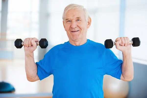 Hombre mayor haciendo ejercicio con pesas — Foto de Stock