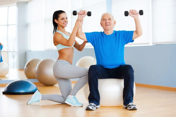 Physiotherapeut arbeitet mit Senioren — Stockfoto