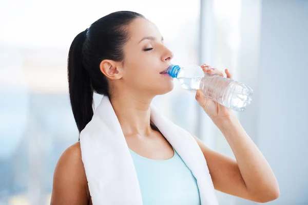 Frau in Sportkleidung trinkt Wasser — Stockfoto