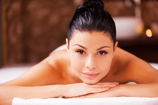 Vrouw liggend op een massagetafel — Stockfoto