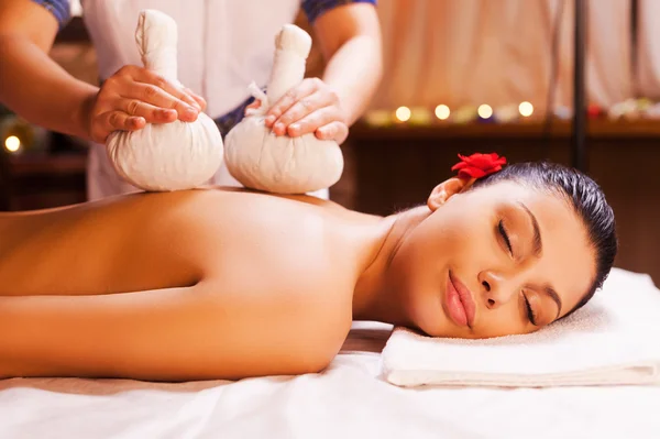 Massage therapist massaging woman back — Stock Photo, Image