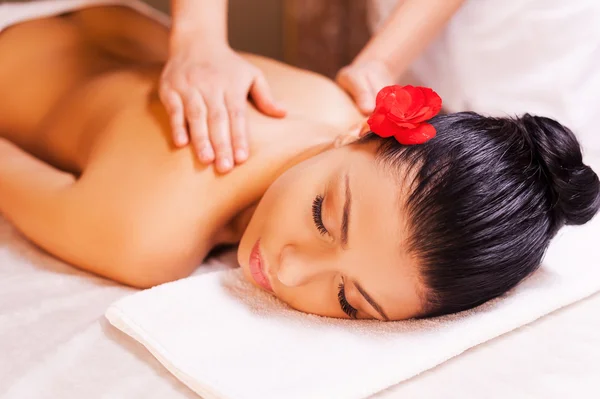 Massage therapeut masseren vrouw terug — Stockfoto