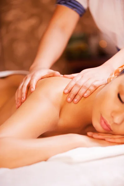 Massage therapist massaging woman back — Stock Photo, Image