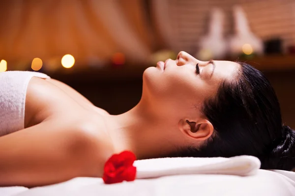 Vrouw liggend op een massagetafel — Stockfoto