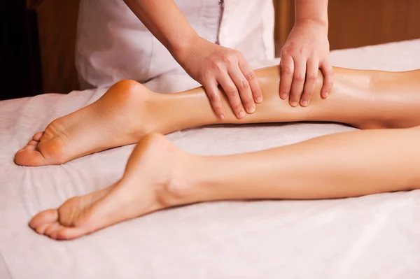 Massage therapist massaging female leg — Stock Photo, Image