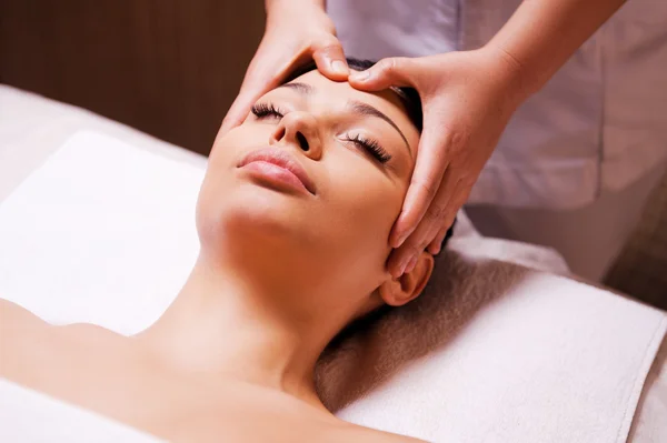 Massagetherapeutin massiert Frau Kopf — Stockfoto