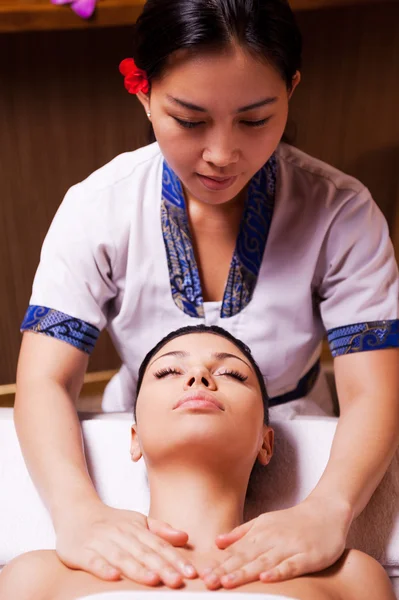 Tailandês massagem terapeuta massageando mulher — Fotografia de Stock