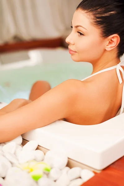 Mujer relajante en bañera de hidromasaje — Foto de Stock