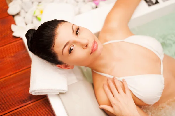 Woman relaxing in hot tub — Stock Photo, Image