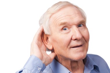 Komuta sizde yakınındaki kulağını elini tutarak